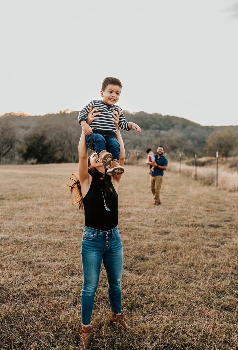 Lifestyle family and newborn photography in Austin Texas